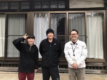 お客様と家の前で撮影