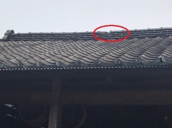 倉庫屋根棟崩れ画像