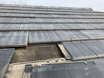 釘止めされていない厚型スレートを捲り上げる