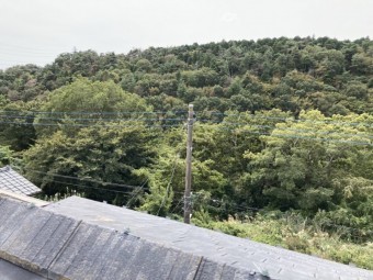 南東屋根面から撮影した風除けのない立地風景
