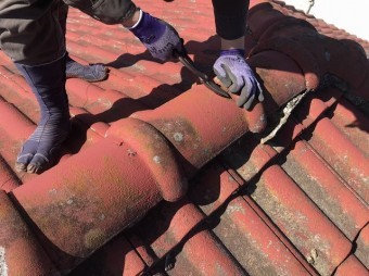 モニエル瓦棟の銅線切り