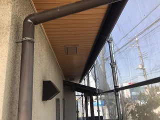 玄関面の軒天を増し張りし綺麗に仕上がりました。