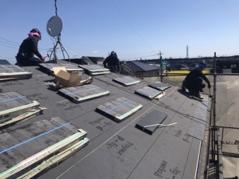 長寿命スレート屋根材グラッサを葺く為に屋根材を配置