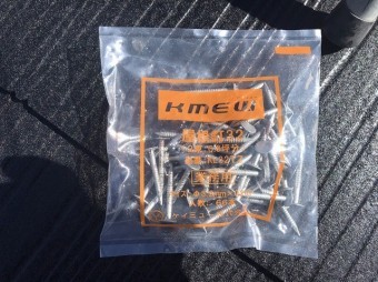 鉄製熔融亜鉛メッキでできている留め具の釘