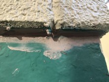 穴があき雨が浸水していた支柱の下部をコーキング