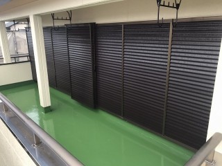 塗装した雨戸と防水工事したベランダ