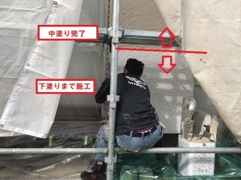 が壁塗装下塗りから中塗り塗装をする職人