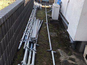八千代町で足場施工の部材をならべていきます