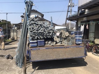 トラックに乗っている足場部材八千代町