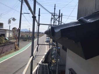 銅雨樋を撤去し金具の穴が見えている画像