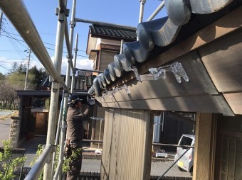 八千代町でポリカーボネート製の金具を付ける板金職人