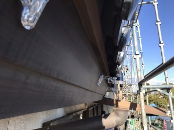 八千代町でポリカーボネート製の金具がついた破風板