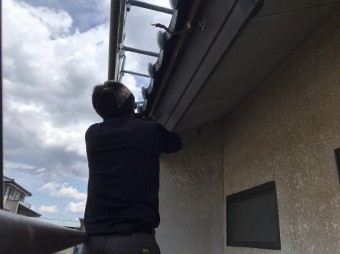 八千代町で既存雨樋金具を撤去している画像