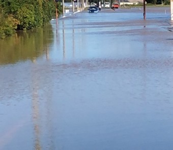 台風19号時に川が氾濫し道路が冠水