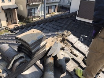 石岡市でセメント瓦の棟撤去