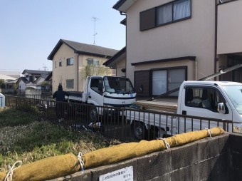 石岡市でガルバリウム鋼板葺き替え現場到着