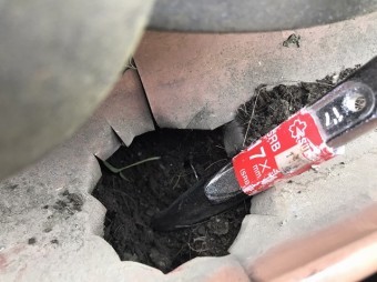 水戸市で集水器に詰まった土をラチェットを使い取り除く