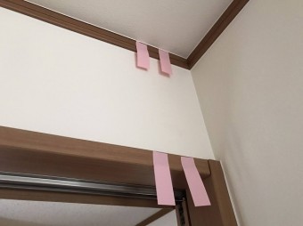 雨漏りしていた壁に大きな付箋でマークする