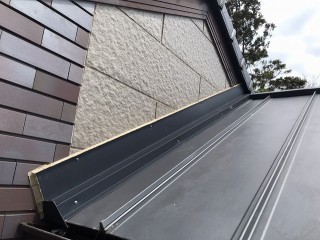 鹿嶋市でガルバリウム鋼板で雨押え板金工事完了
