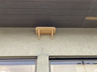 作られたツバメの巣台