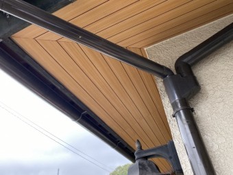 交換が完了した玄関先の軒天