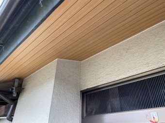 交換が完了した玄関先の木目調プリント版