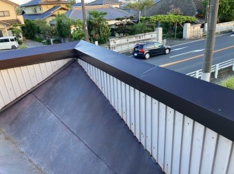 笠木板金が交換されたパラペット屋根