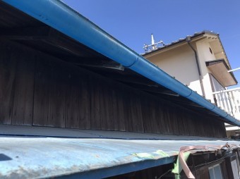 破損しているブルーの庇