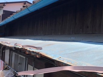 トタン製の庇の先端が錆により割れている