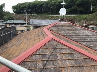 表面剥離が起きているパミール屋根