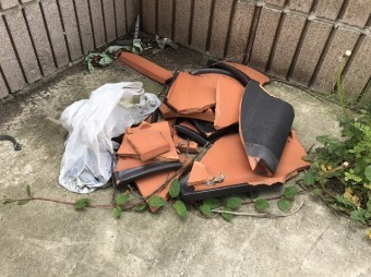 ひたちなか市の和瓦が飛散・破損して落ちている和瓦