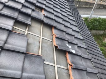 ひたちなか市で台風の影響により飛散した和瓦2階屋根アップ