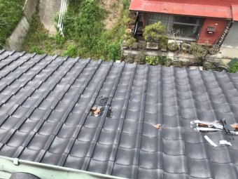 台風で飛散破損した瓦屋根