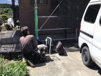 城里町で外壁洗浄に使うエンジン式エンジン式高圧洗浄機を使用する塗装職人