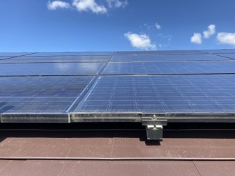 カバー工事後に太陽光を再設置して発電中