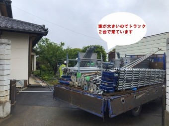 筑西市のお客様のお家の雨樋交換の架設足場を設置しますが、お家が大きいのでトラック2台で来ています