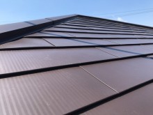 金属屋根で施工された屋根の棟付近