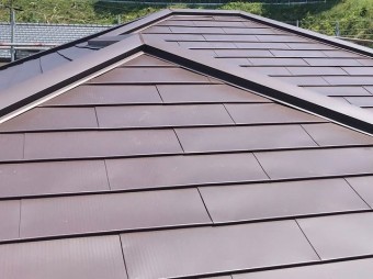 ガルバリウム鋼板でカバー工法を行った、ひたちなか市の屋根