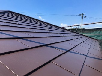 カバー屋根工事が完了した金属系横葺き屋根