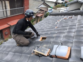 台風被害を受けて桟瓦を差し替えて補修している