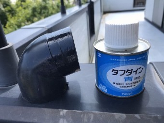 這樋に取り付けるエルボに塩ビ製接着剤を塗布