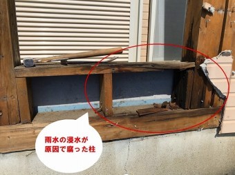 水戸市でベランダ手すりのぐらつきを直すための工事で激しく腐食しているベランダ束