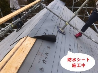 棟付近は被せるように貼っていきます
