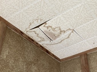 天井材に雨漏りして隙間が開いている状態
