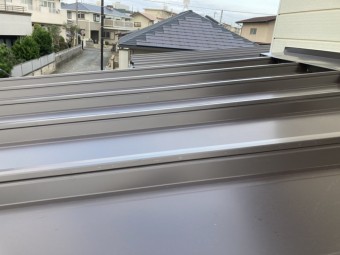 カバー工法が完成した軒先付近