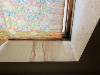 天窓から濁った雨水がもれてきた状態