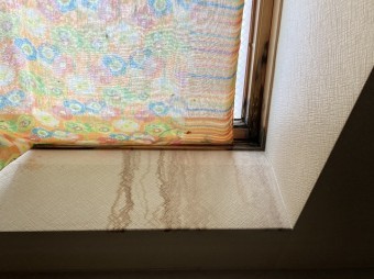 天窓から大量に雨漏りしていたと思われる雨漏り跡