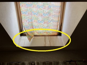 天窓から雨漏りしている状態を室内から確認