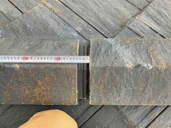 モニエル瓦の隙間を計ってみるとなんと4㎝!