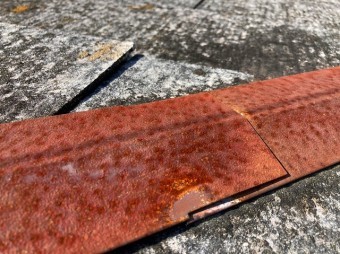 錆による飛散が心配な棟板金